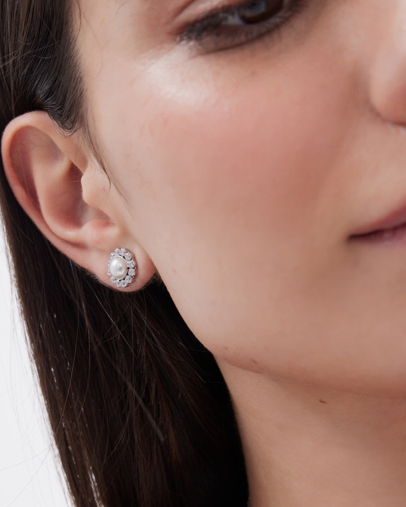 Par de Aros botón Muá rosetón con perla y cristales riviere blanco en plata baño rodio