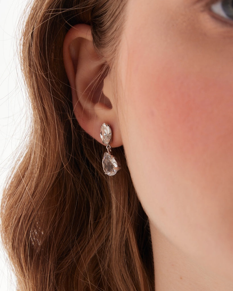 Par de Aros cortos lágrima Lieve con cristal blanco en Plata baño Rodio