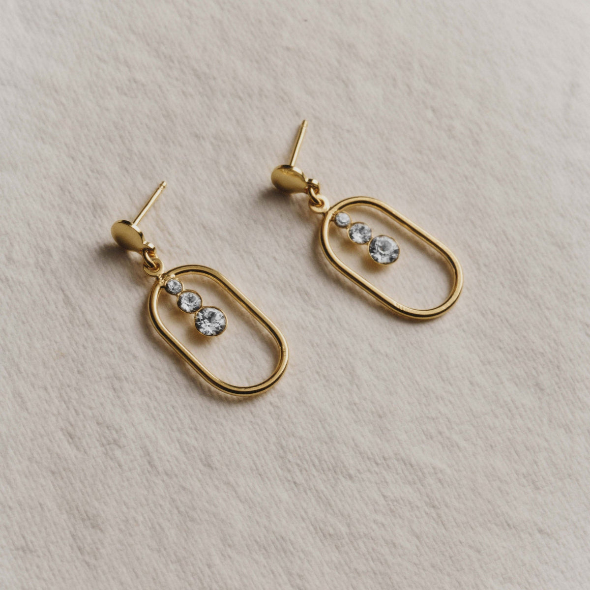 Par de Aros cortos óvalo Buenos Días
con cristal en Plata (Baño de oro
18k)