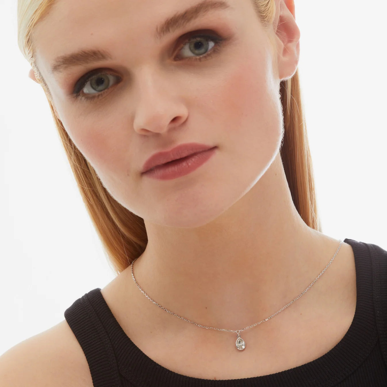 Collar corto lágrima cristal rojo en Plata baño rodio de Essential