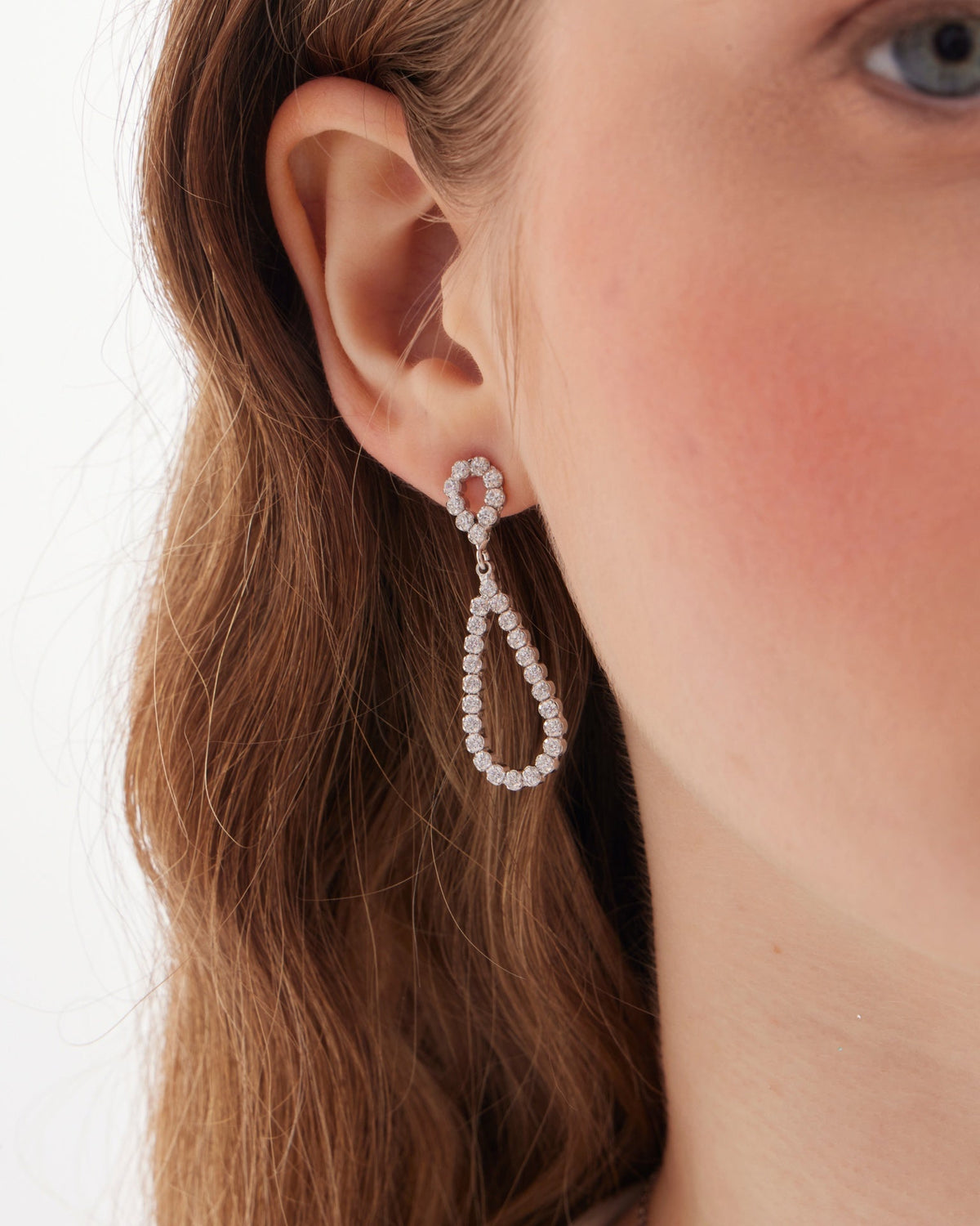 Par de Aros largos lágrima grande
Lieve con cristal riviere blanco en
Plata baño Rodio