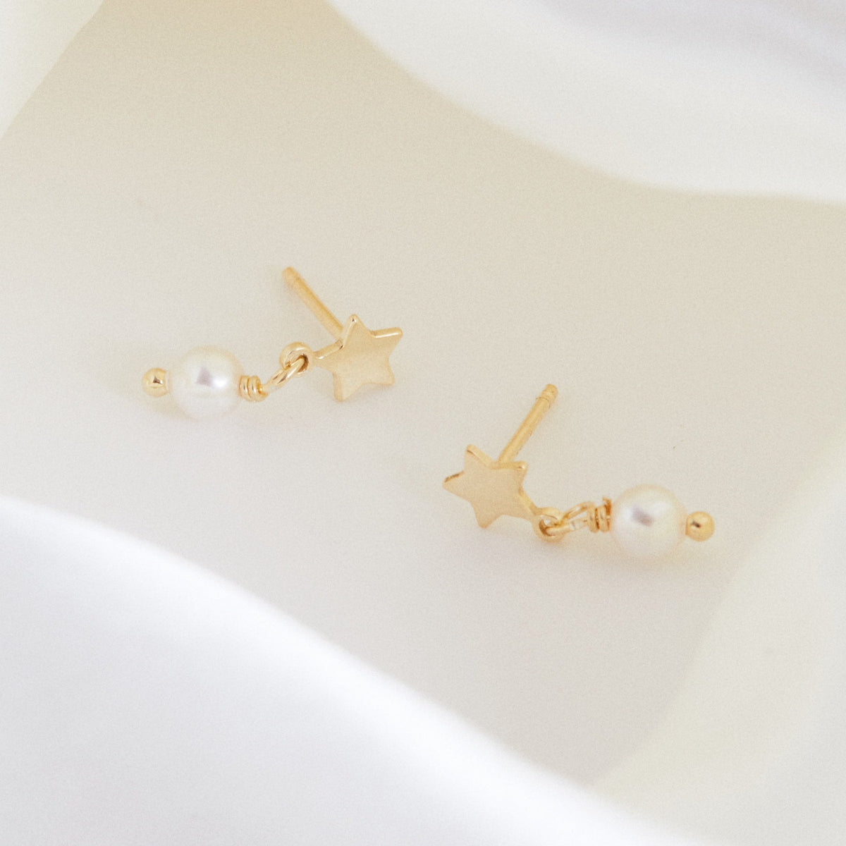 Par de Aros cortos Alice estrella perla
en Plata baño Oro (Pearl)